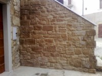 Particolare di un muro rivestito con pietre ricostruite