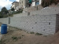 Particolare di muri di contenimento in blocchi di cemento a facciavista