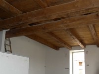 Particolare di un solaio di piano in legno di castagno